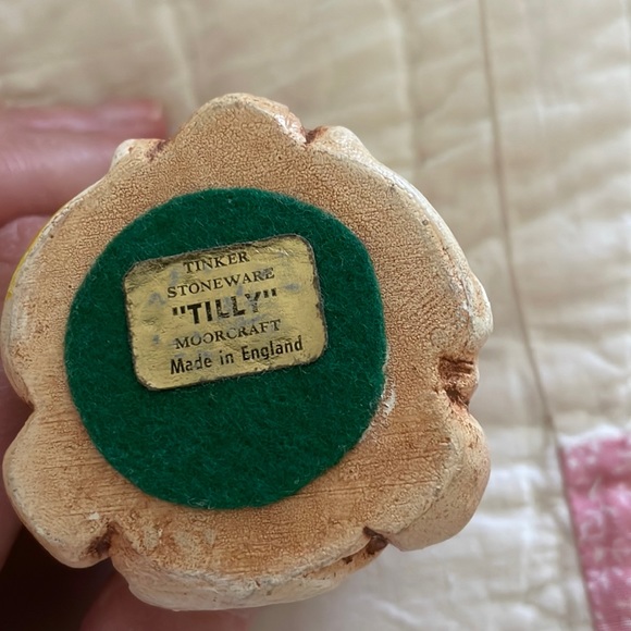 Tinker stoneware”Tilly” made in England, collectible bunny, wiping away tears - Picture 2 of 5